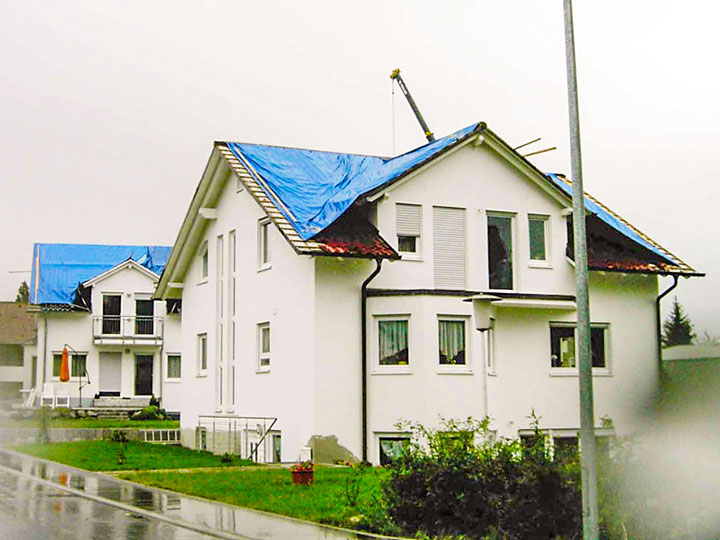 Häuser mit Notdachplanen
